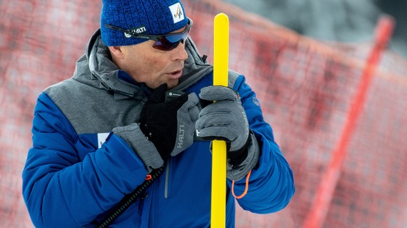 epa07239765 Markus Waldner of Austria, FIS race director, talks on the radio during the Men&#039;s Giant Slalom race at the FIS Alpine Skiing World Cup in Saalbach Hinterglemm, Austria, 19 December 20 ...