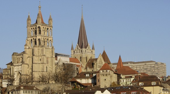 Die reformierte Hauptkirche der Stadt Lausanne gilt als bedeutendstes Bauwerk der Gotik in der Schweiz. Weil sie aus weichem Sandstein gefertigt ist, muss sie beinahe pausenlos restauriert werden. Bee ...