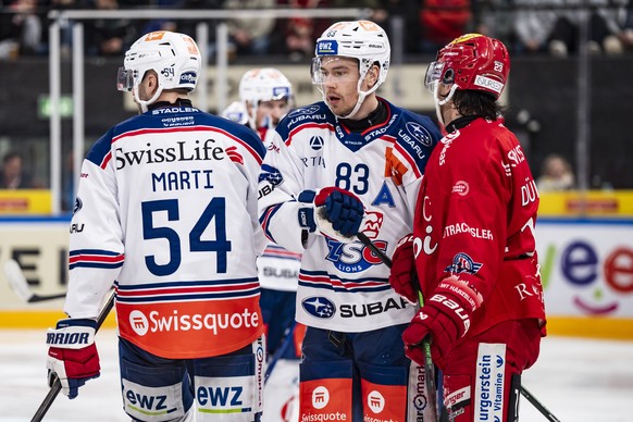 Christian Marti (ZSC), Juho Lammikko (ZSC) und Nico Duenner (SCRJ), von links, im Spiel der Eishockey National League zwischen den Rapperswil-Jona Lakers und den ZSC Lions, am Dientsag, 26. November 2 ...