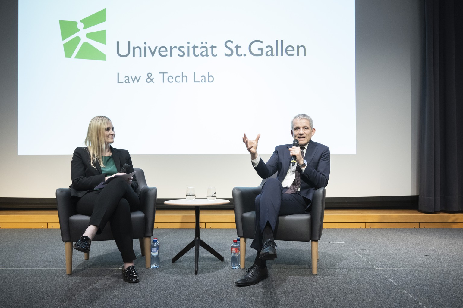 Bundesrat Beat Jans, Vorsteher Eidg. Justiz- und Polizeidepartement, spricht neben Moderatorin Monika Simmler an der Konferenz der Universitaet St. Gallen zur Regulierung von Kuenstlicher Intelligenz  ...