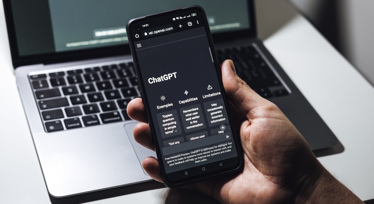ChatGPT von OpenAI auf Smartphone und Notebook.