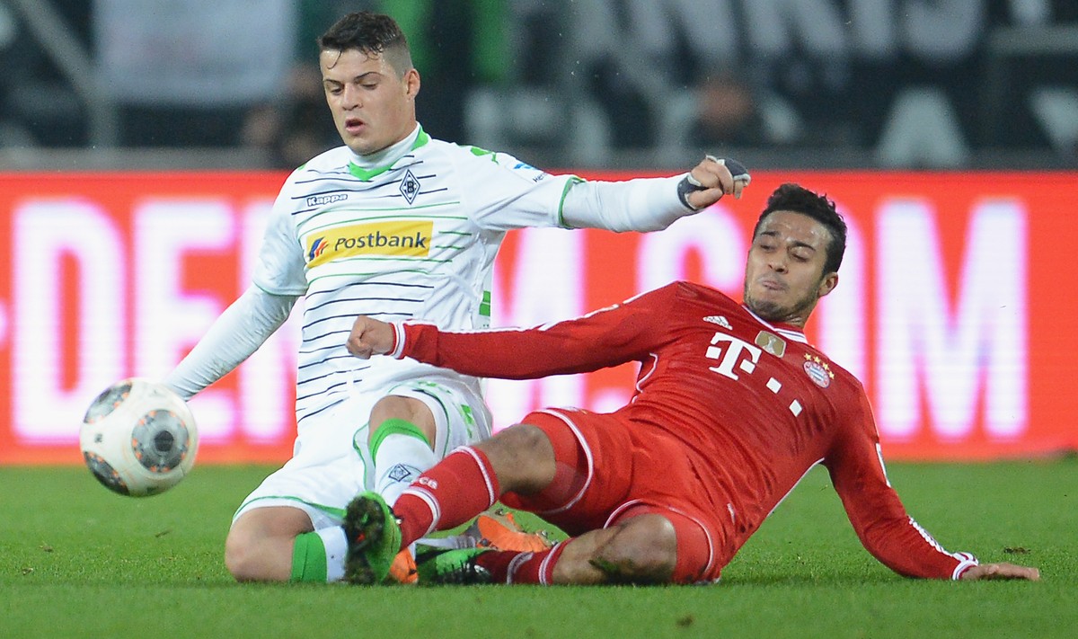 Granit Xhaka im Zweikampf mit Bayerns Thiago.