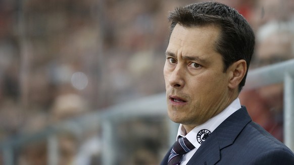 ZUR ENTLASSUNG VON SCB TRAINER GUY BOUCHER STELLEN WIR IHNEN FOLGENDES ARCHIVBILD ZUR VERFUEGUNG - Berns Trainer Guy Boucher im Eishockey-Meisterschaftsspiel der National League A zwischen dem EHC Bie ...