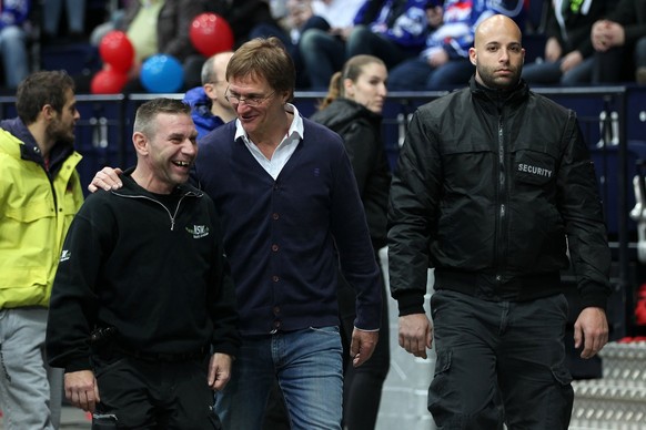 06.04.2015; Zuerich; Eishockey NLA Playoff - ZSC Lions - HC Davos; Trainer Arno Del Curto (M, Davos) wird von zwei Security ins Hallenstadion begleitet (Patrick Straub/freshfocus)