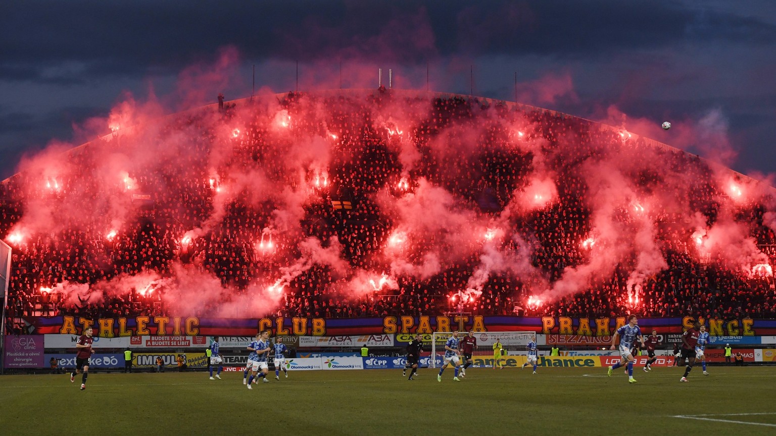 Sport Themen der Woche KW09 Sport Bilder des Tages Utkani 24. kola prvni fotbalove ligy SK Sigma Olomouc - AC Sparta Praha, 1. brezna 2025, Olomouc. Fanousci Sparty se zapalenou pyrotechnikou. CTKxPho ...
