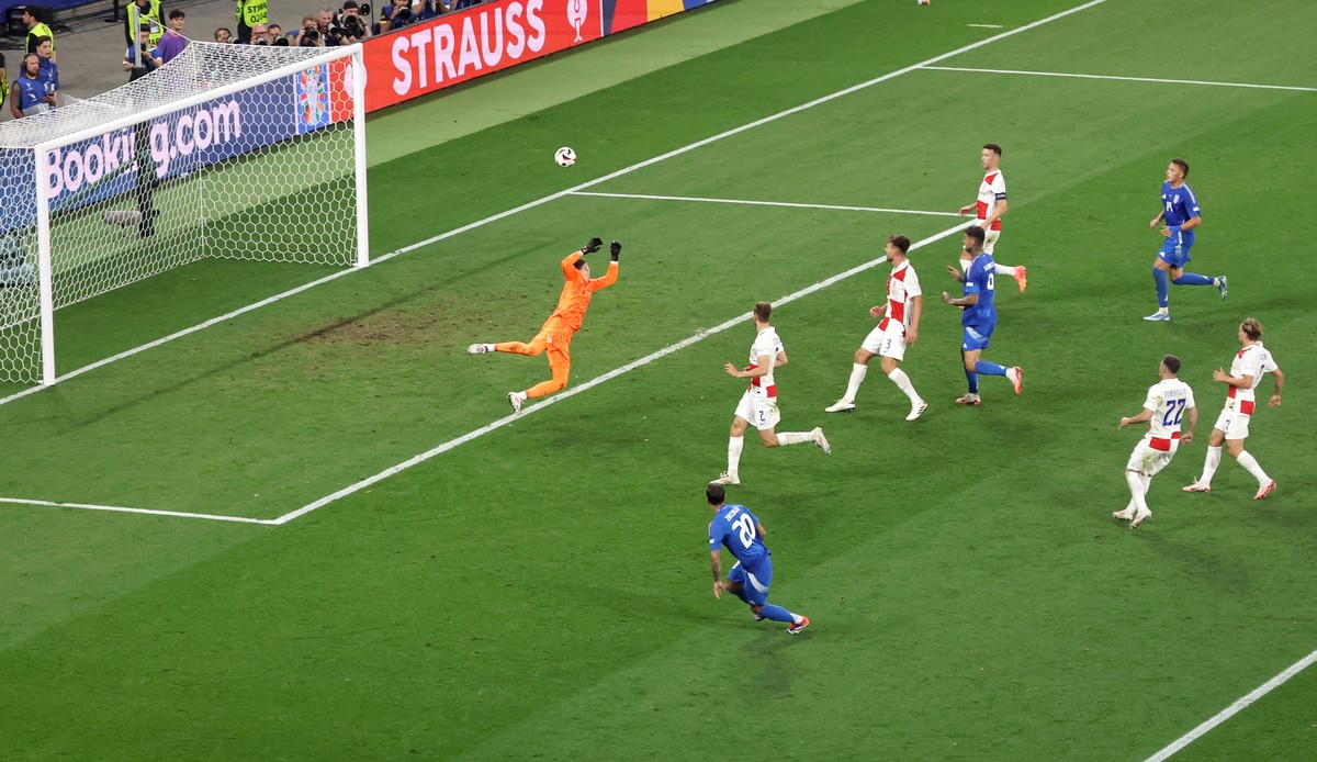 epa11435539 Mattia Zaccagni of Italy scores the 1-1 goal during the UEFA EURO 2024 group B soccer match between Croatia and Italy, in Leipzig, Germany, 24 June 2024. EPA/ABEDIN TAHERKENAREH