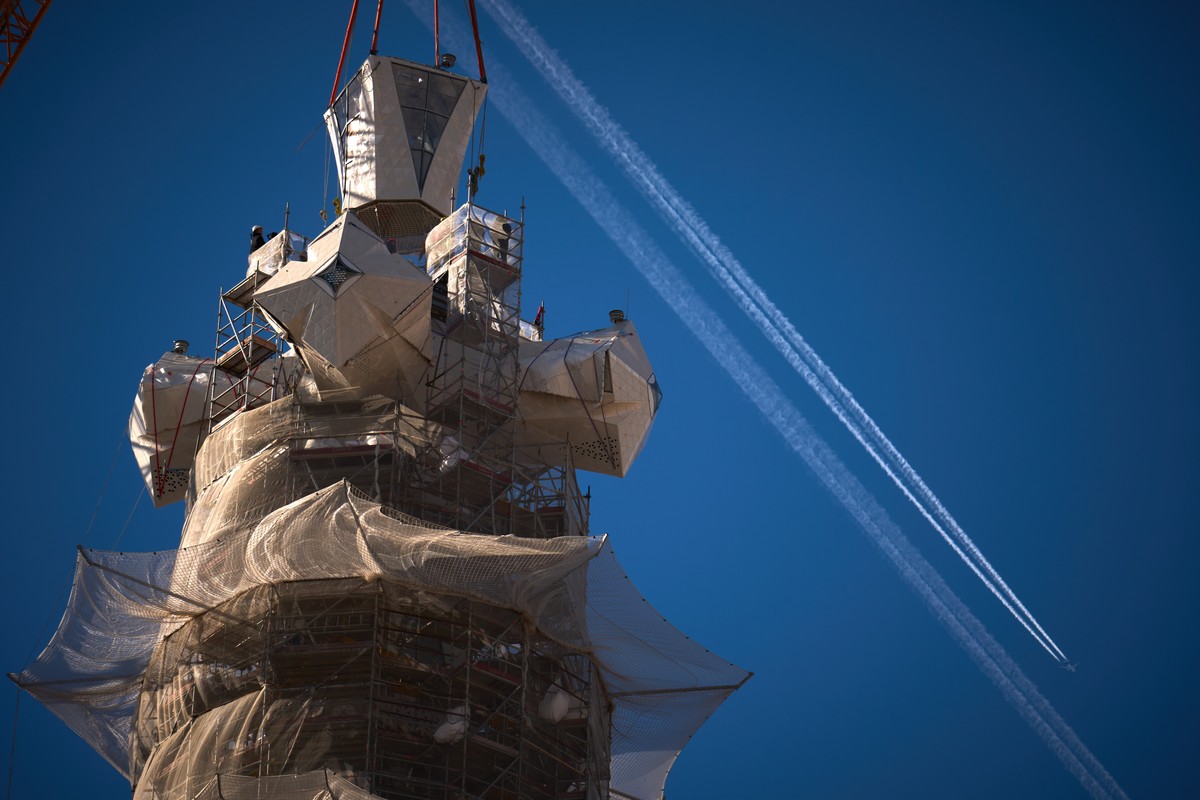 A crane lifts the upper arm of the cross onto the Tower of Jesus Christ at the Sagrada Familia in Barcelona, Spain, Friday, Feb. 20, 2026, reaching the basilica's maximum height of 172.5 meters ( ...