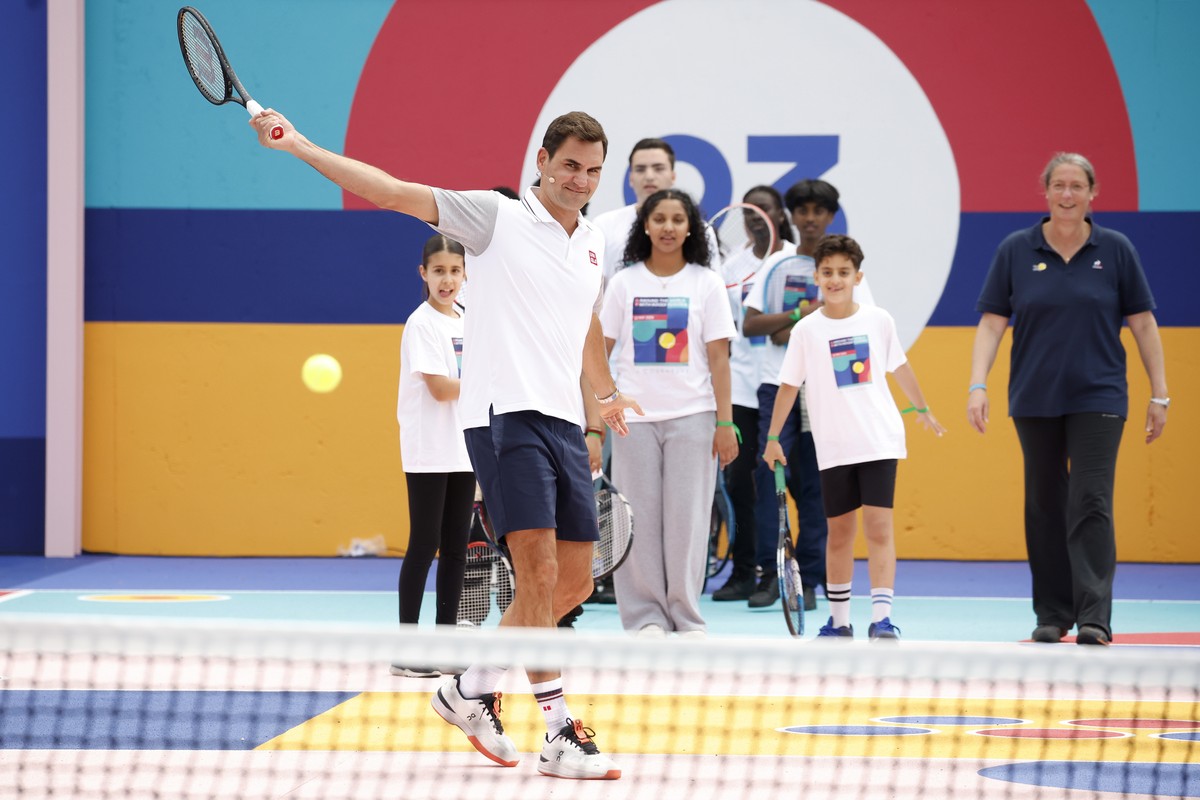 epa11360750 Tennis legend Roger Federer (C) in action during an inauguration of a tennis court in La Courneuve, near Paris, France, 22 May 2024. EPA/YOAN VALAT