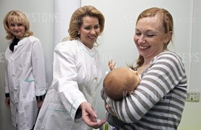 Die russische Fristlady (l) auf Besuch in einem Frauenspital in Moskau, 2009.&nbsp;