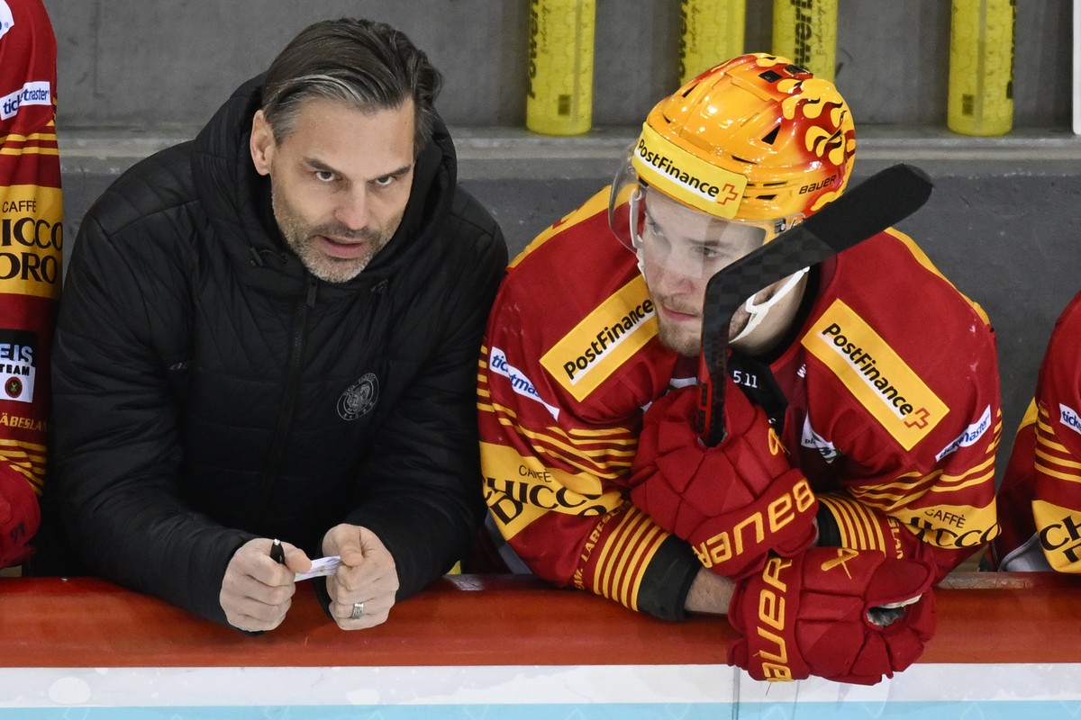 Tigers Head Coach Thierry Paterlini, links, und Postfinance Topscorer Aleski Saarela, rechts, waehrend dem Qualifikations-Spiel der National League, zwischen den SCL Tigers und dem EV Zug am Freitag 1 ...