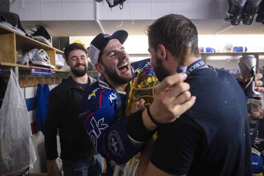 Die Spieler von Kloten feiern ihren Sieg im fuenften Eishockey Playoff-Finalspiel der Swiss League zwischen den EHC Kloten und dem EHC Olten am Mittwoch 20. April 2022, in der stimo arena in Kloten. ( ...