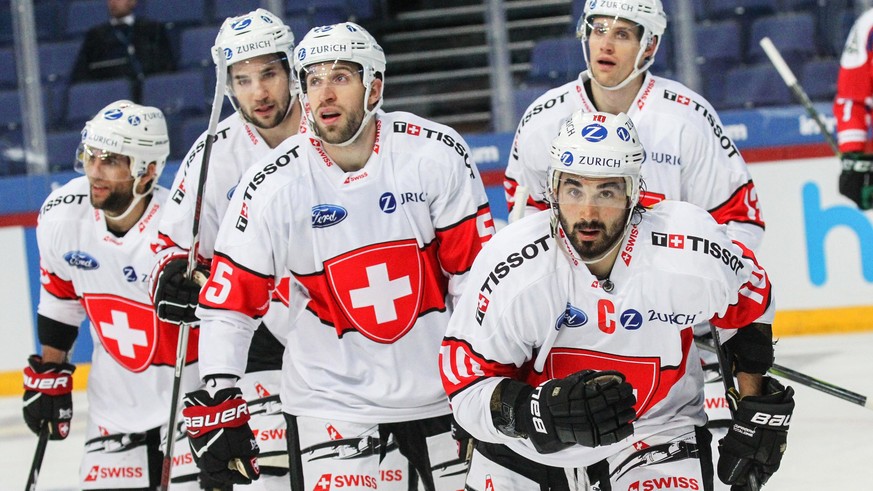 epa06320690 Andreas Ambuehl (front R) of Switzerland reacts with his teammates after scoring a goal during the 2017 Karjala Cup ice hockey match between the Czech Republic and Switzerland in the Hartw ...