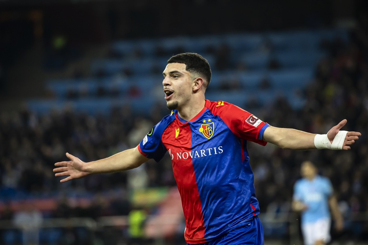 Zeki Amdouni, attaquant du FC Bâle et de la Nati, va s'engager avec Burnley, club de première division anglaise. Un transfert qui va rapporter une jolie somme au FCB.