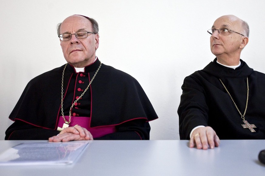 Dioezesanbischof Vitus Hounder, links, und Abt Marian Eleganti, rechts, sprechen anlaesslich der Pressekonferenz zur Ernennung von Abt Marian Eleganti zum Weihbischof fuer das Bistum Chur am Montag, 7 ...