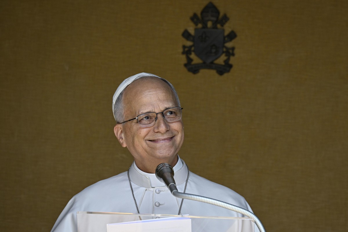 epa13199944 A handout picture provided by the Vatican Media shows Pope Leo XIV smiles as he leads the Sunday Angelus prayer at the Apostolic Palace of Castel Gandolfo, Italy, 30 August 2026. EPA/VATIC ...