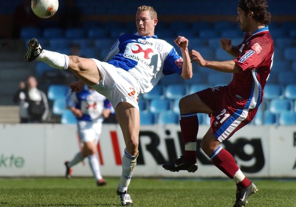 GC Spieler Stephan Lichtsteiner, links, kommt vor dem Servettien Paulo Diogo, rechts, an den Ball, aufgenommen am Sonntag, 13. April 2003, beim Finalrundenspiel zwischen dem Grasshoppers Club und dem  ...