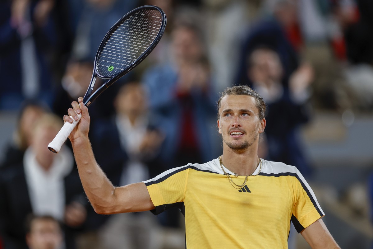 Germany's Alexander Zverev celebrates winning his quarterfinal match of the French Open tennis tournament against Australia's Alex De Minaur at the Roland Garros stadium in Paris, Wednesday, ...