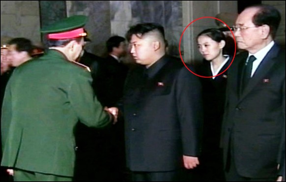 Bei der Frau im roten Kreis soll es sich um die jüngere Schwester von Kim Jong-un handeln. Genau weiss es aber niemand.