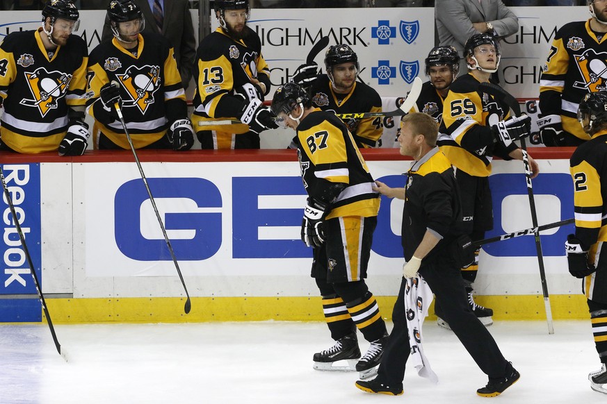 Pittsburgh Penguins&#039; Sidney Crosby (87) is helped off the ice after being injured during the first period of Game 3 in an NHL Stanley Cup Eastern Conference semifinal hockey game against the Wash ...