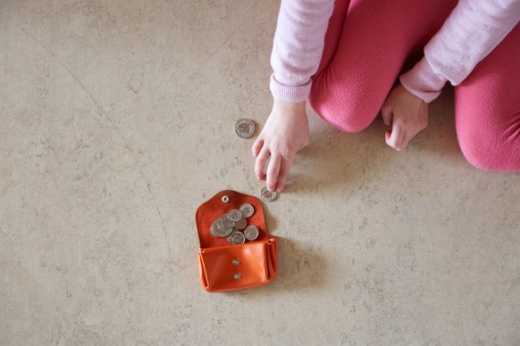 ARCHIV - ZUR FORDERUNG VON CARITAS SCHWEIZ NACH EINER NATIONALEN STRATEGIE ZUR BEKAEMPFUNG VON KINDERARMUT STELLEN WIR IHNEN DIESES ARCHIVBILD ZUR VERFUEGUNG - [Gestellte Aufnahme, Symbolbild, ] Ein K ...