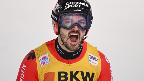 epa10429825 Loic Meillard of Switzerland celebrates after winning the Men&#039;s Giant Slalom Night race of the FIS Alpine Skiing World Cup in Schladming, Austria, 25 January 2023. EPA/CHRISTIAN BRUNA