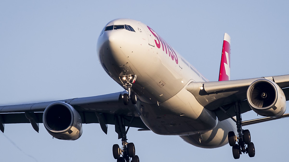 Ein Airbus A330-300 der Swiss im Landeanflug auf Piste 14 am Flughafen Zürich. (Archivbild)