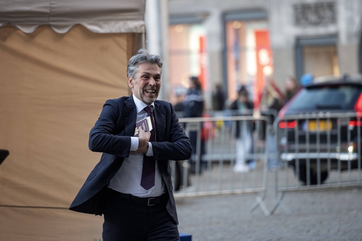 Amsterdam The Netherlands 15th January 2024 Guests arrive at palace on the Dam for the Dutch Kings annual New Years Reception. Dick Schoof, secretaris-generaal van het Ministerie van Justitie en Veili ...