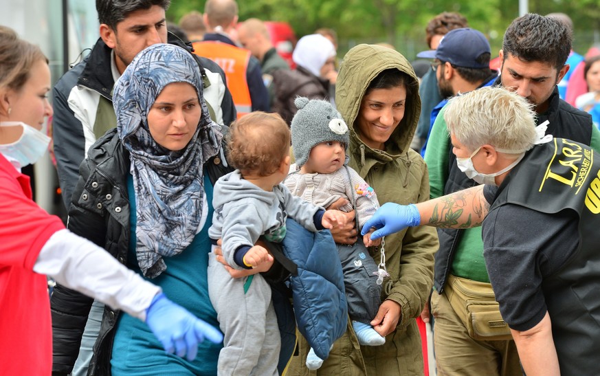 Flüchtlinge werden in Erfurt, Deutschland, empfangen.