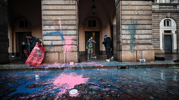 In addition to Warhol and Van Gogh Helgen, the pillars of La Scala in Milan must now also stand.