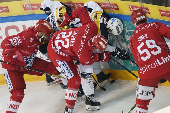 Kampf um den Puck beim Eishockeyspiel der National League SC Rapperswil-Jona Lakers gegen den HC Ambri Piotta in Rapperswil am Donnerstag, 30. Januar 2020. (KEYSTONE/Walter Bieri)