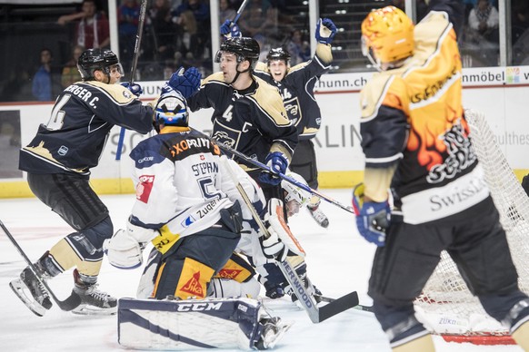 ZSC Patrick Geering, Mitte, jubelt nach seinem 4:1 Tor waehrend dem Eishockey-Meisterschaftsspiel der National League zwischen den ZSC Lions und dem EV Zug, am Samstag, 14. Oktober 2017, im Hallenstad ...