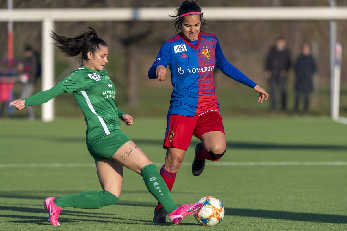 St. Gallens Jasmin Colombo, links, im Kampf um den Ball gegen Basels Yasmin Bunter, rechts, im Fussball Meisterschaftsspiel der Women's Super League zwischen dem FC Basel 1893 und dem FC St.Galle ...