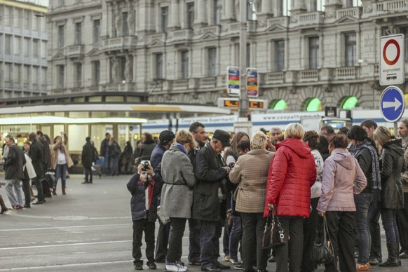 WIR STELLEN IHNEN HEUTE FOLGENDES BILDMATERIAL ZU &#039;RUSSISCHE TOURISTEN IN ZUERICH&#039; ZUR VERFUEGUNG --- A group of Russian tourists is sightseeing at the Paradeplatz, a square at the Bahnhofst ...