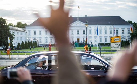 Die Queen bei der Ankunft vor dem Schloss.