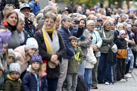 Viel Publikum am OLMA-Umzug des Gastkantons Wallis mit ueber 700 Mitwirkenden in St. Gallen am Samstag,11. Oktober 2025. (KEYSTONE/Walter Bieri )