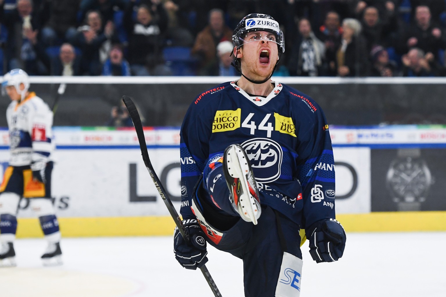 Ambri&#039;s player Andre Heim celebrates the 4-4 goal, during the match of National League Swiss Championship 2022/23 between HC Ambri Piotta and EV Zug at the ice stadium Gottardo Arena, Switzerland ...