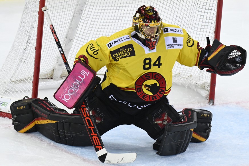 Berns Goalie Daniel Manzato, waehrend dem Qualifikations-Spiel der National League, zwischen den SCL Tigers und dem SC Bern, am Dienstag 29. November 2022, im Ilfisstadion in Langnau. (KEYSTONE/Marcel ...