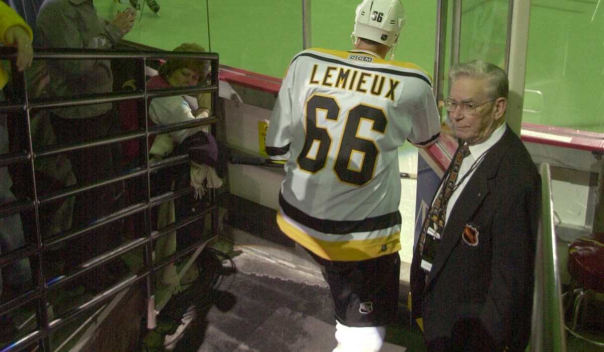 Pittsburgh Penguins' Mario Lemieux, right, skates onto the ice Wednesday, Dec. 27, 2000 in Pittsburgh. Lemieux got an assist on his first pass of the first shift of his unprecedented comeback, se ...