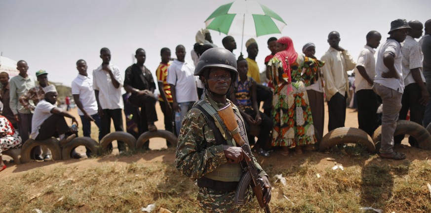 Gut bewacht: Lange Warteschlange vor einem Wahllokal in Uganda.