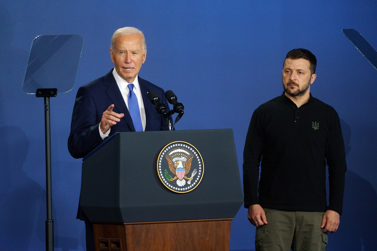 epa11473394 US President Joe Biden (L) and President of Ukraine Volodymyr Zelensky (R) during a ceremony for the ?Ukraine Compact? during the North Atlantic Treaty Organization (NATO) Summit in Washin ...