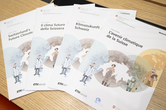Dokumente zu Klima CH2025 Klimazukunft Schweiz werden fotografiert waehrend einer Medienkonferenz des Bundesamts fuer Meteorologie und Klimatologie (Meteoschweiz) zur Lancierung der Schweizer Klimasze ...