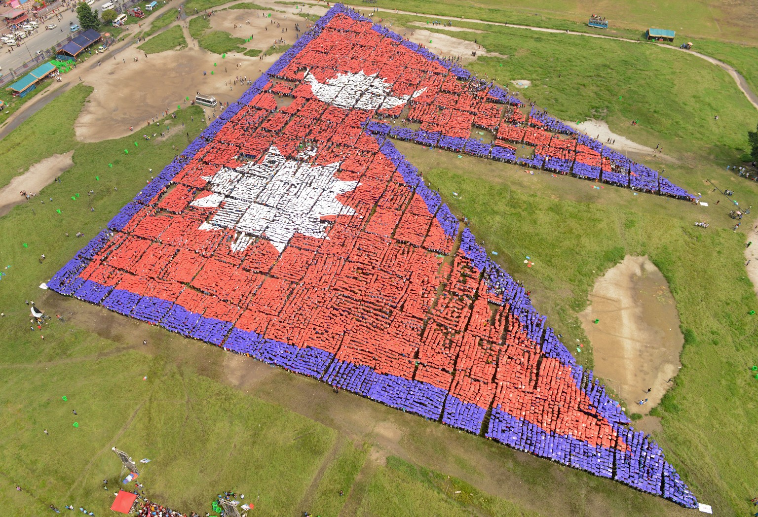 Mehr als 35'000 Menschen haben sich am 23. August im Zentrum der nepalesischen Hauptstadt Kathmandu versammelt. Ihr Ziel: ein neuer Weltrekord, nämlich die grösste aus Menschen geformte Nationalflagge ...