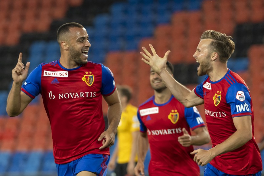 Basels Arthur Cabral, links, und Silvan Widmer, rechts, freuen sich ueber das 3:0 im Fussball Meisterschaftsspiel der Super League zwischen dem FC Basel 1893 und dem BSC Young Boys im Stadion St. Jako ...