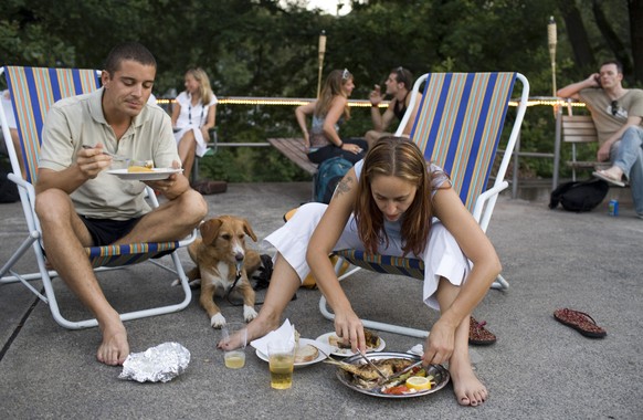 Ein Paar isst in der Badeanlage Pier West am Oberen Letten in Zuerich zu Abend, aufgenommen im Sommer 2005 - A couple enjoys dinner at the lido Pier West at Oberer Letten at the Limmat river in Zurich ...