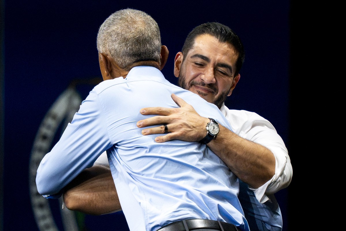epa13329652 Former US President Barack Obama (L) embraces Abdul El-Sayed (R), the Democratic nominee for the U.S. Senate in Michigan during a midterm campaign rally in Detroit, Michigan, USA, 24 Octob ...