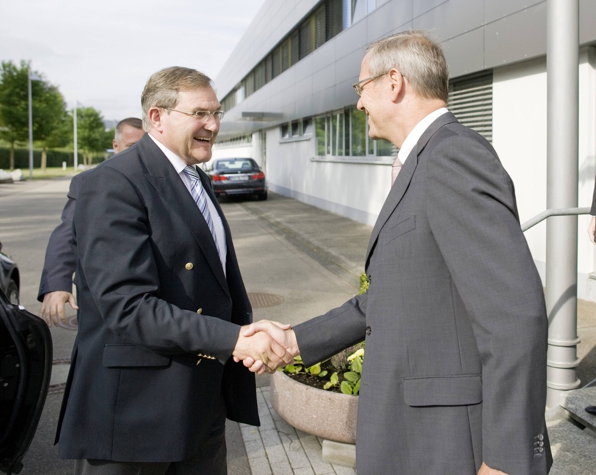 Klaus Eberhardt , Vorstandsvorsitzender der Rheinmetall AG, begruesst Franz Josef JUNG, CDU, Bundesverteidigungsminister, auf dem Werksgelaende der Rheinmetall Waffe Munition GmbH in Oberndorf , . Kla ...