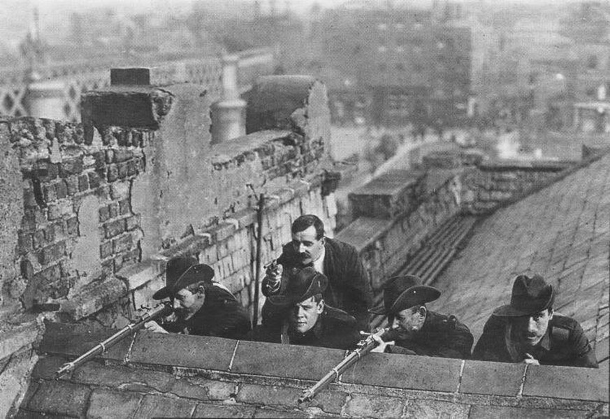 Mitglieder der Irish Citizen Army auf einem Dach in Dublin während des Osteraufstandes im April 1916.