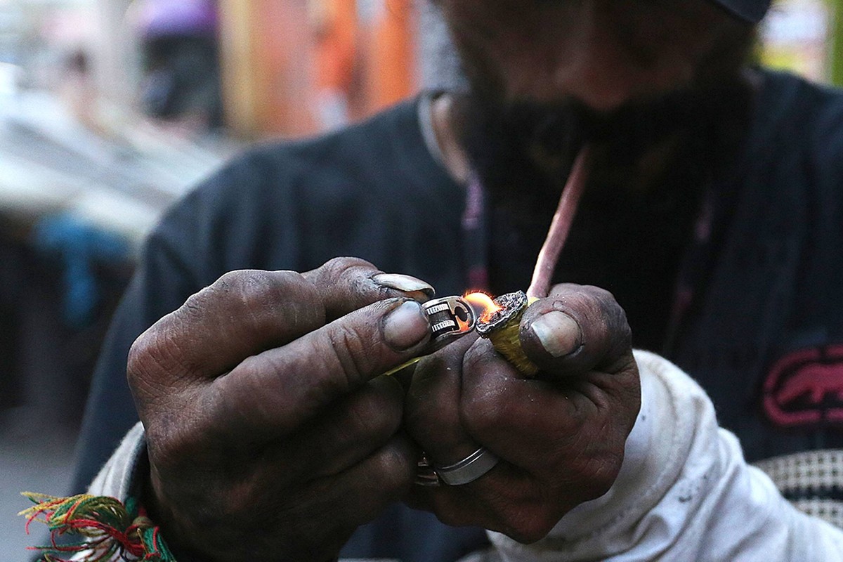Bildnummer: 59920343 Datum: 29.06.2013 Copyright: imago/Xinhua
(130630) -- SAO PAULO, June 29, 2013 (Xinhua) -- A man smokes crack, purified and potent cocaine in pellet form, with a pipe in a neighbo ...