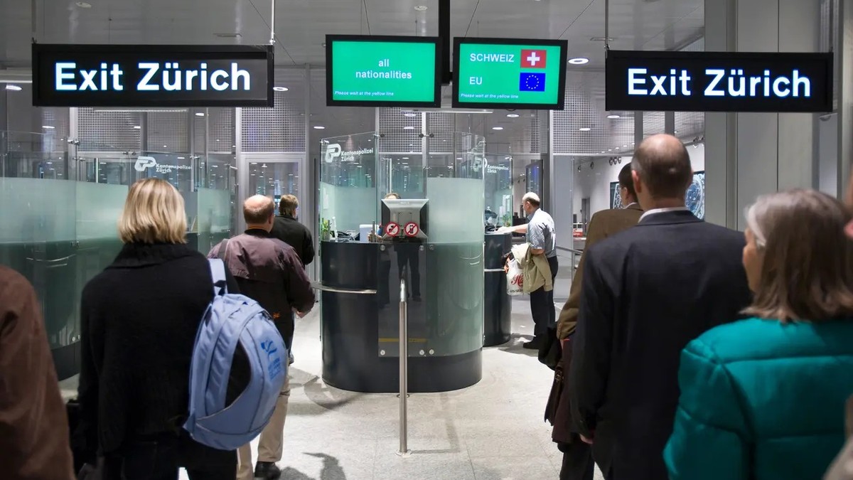 Wer nicht aus dem Schengen-Raum kommt, braucht künftig mehr Geduld: Einreise am Flughafen Zürich.