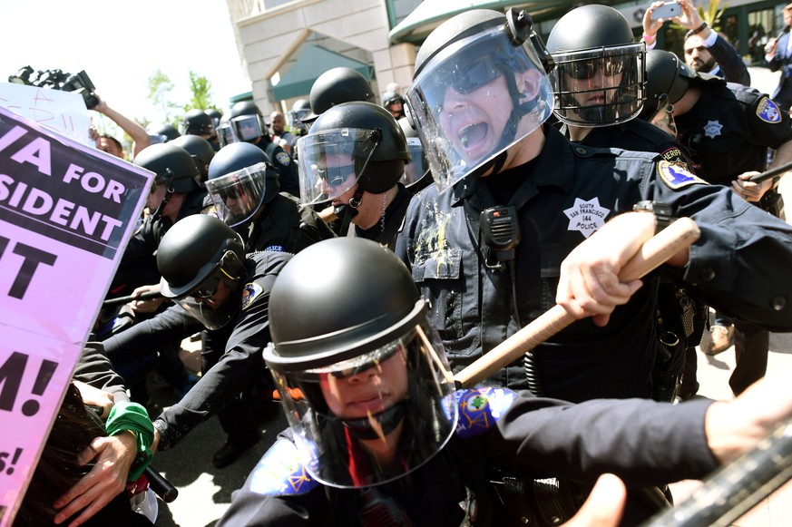 Scharmützel zwischen Polizisten und Demonstranten bei einer Trump-Wahlveranstaltung in Kalifornien.<br data-editable="remove">
